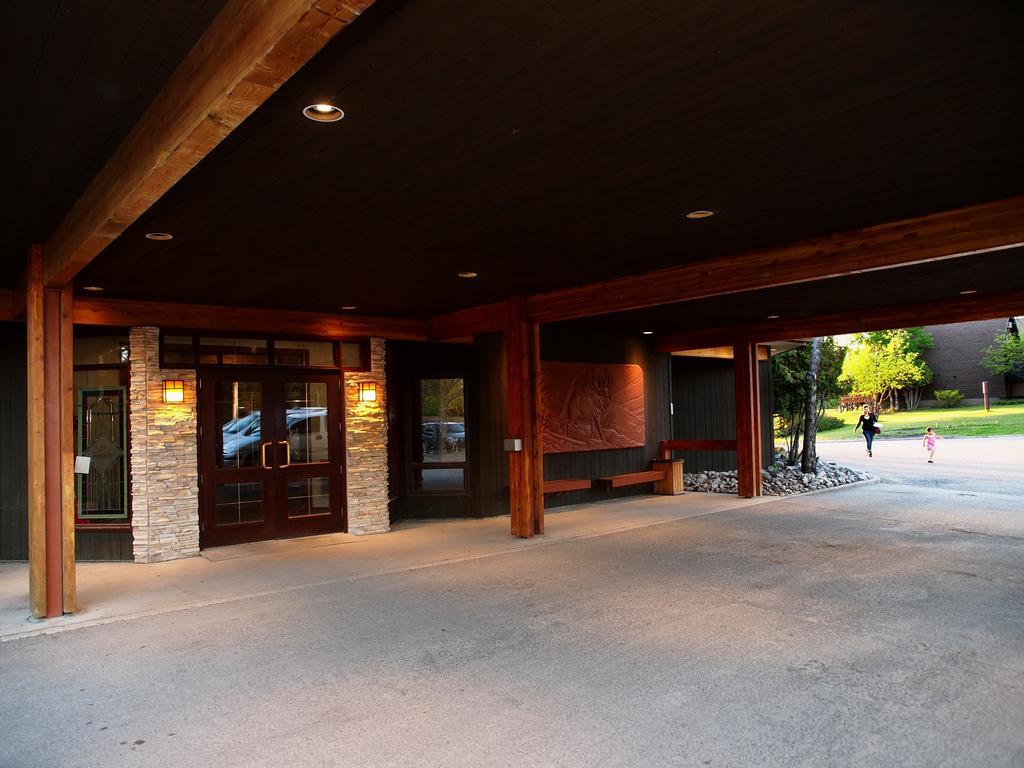 Elkhorn Resort, Spa, And Conference Centre Wasagaming Bagian luar foto