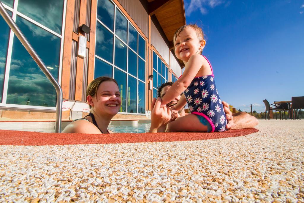 Elkhorn Resort, Spa, And Conference Centre Wasagaming Bagian luar foto
