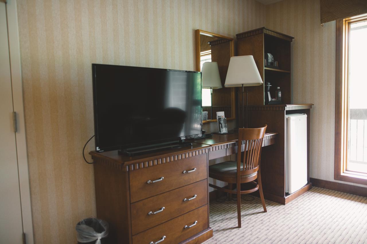 Elkhorn Resort, Spa, And Conference Centre Wasagaming Bagian luar foto