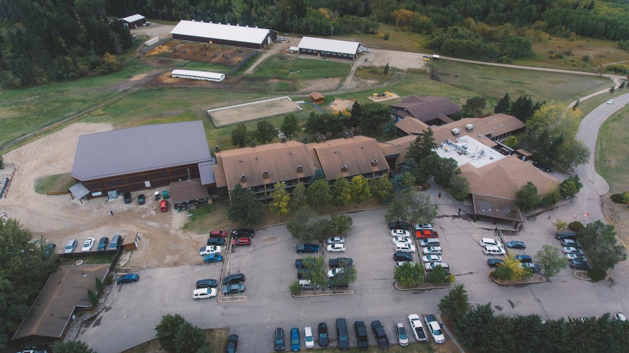 Elkhorn Resort, Spa, And Conference Centre Wasagaming Bagian luar foto