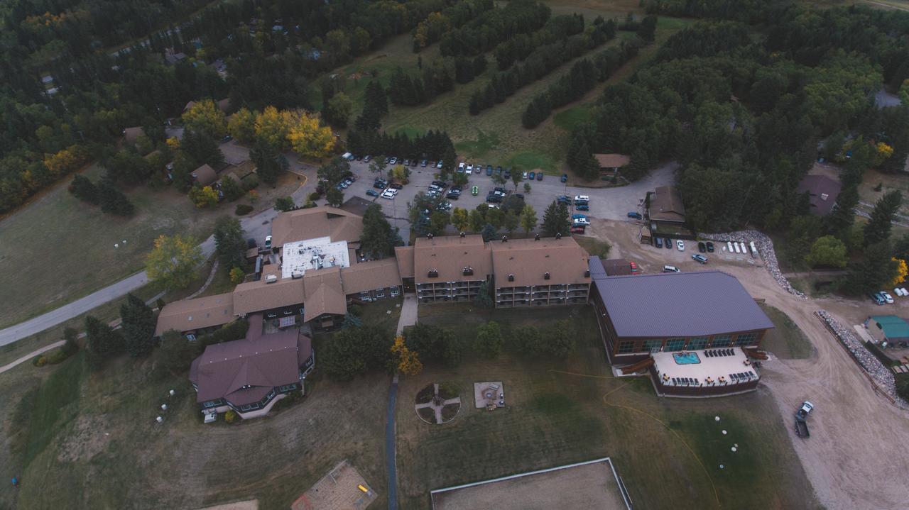 Elkhorn Resort, Spa, And Conference Centre Wasagaming Bagian luar foto