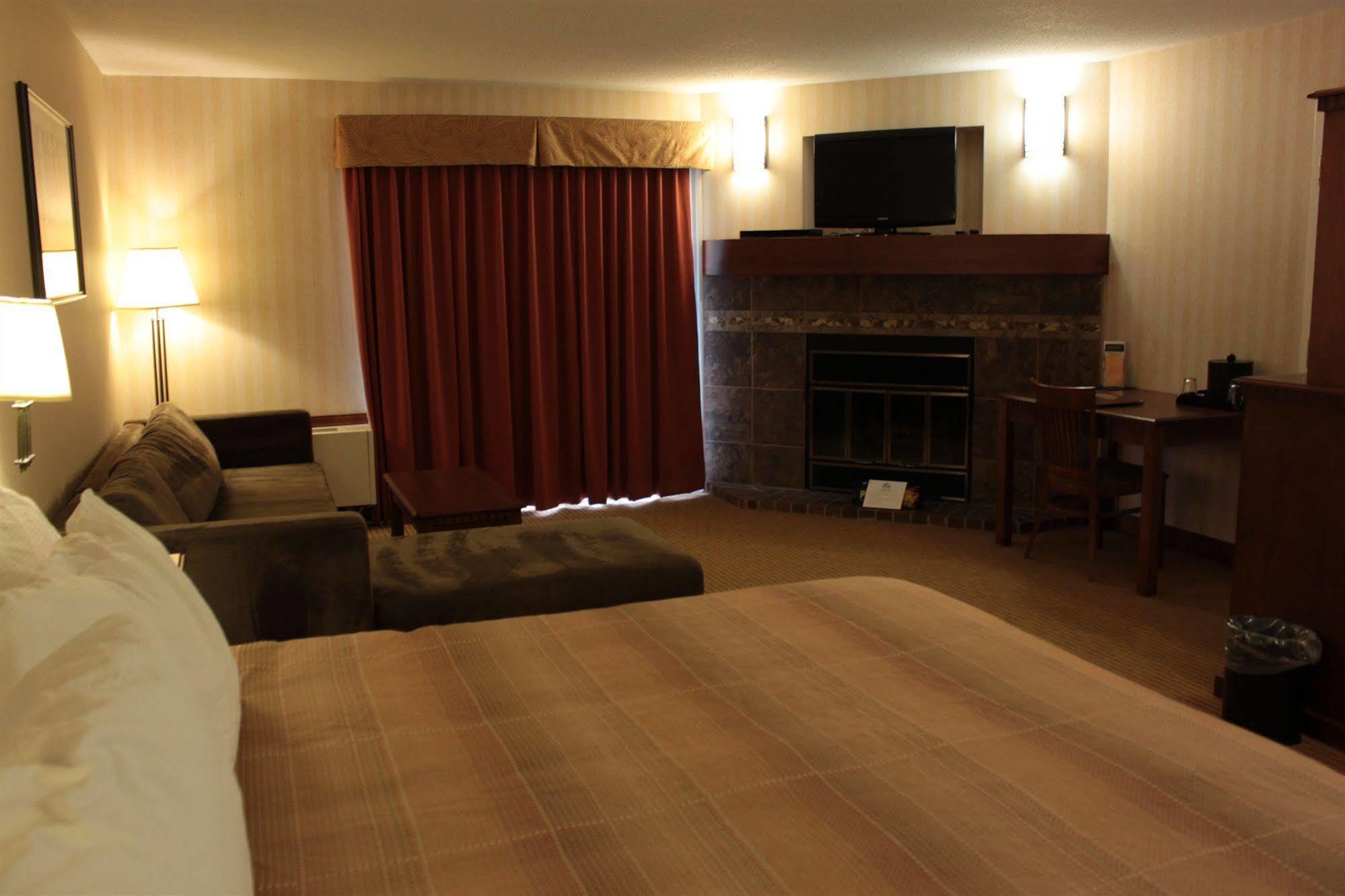 Elkhorn Resort, Spa, And Conference Centre Wasagaming Bagian luar foto